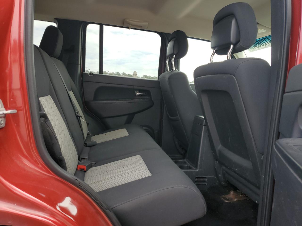 2010 Jeep Liberty (North America) - Image 11