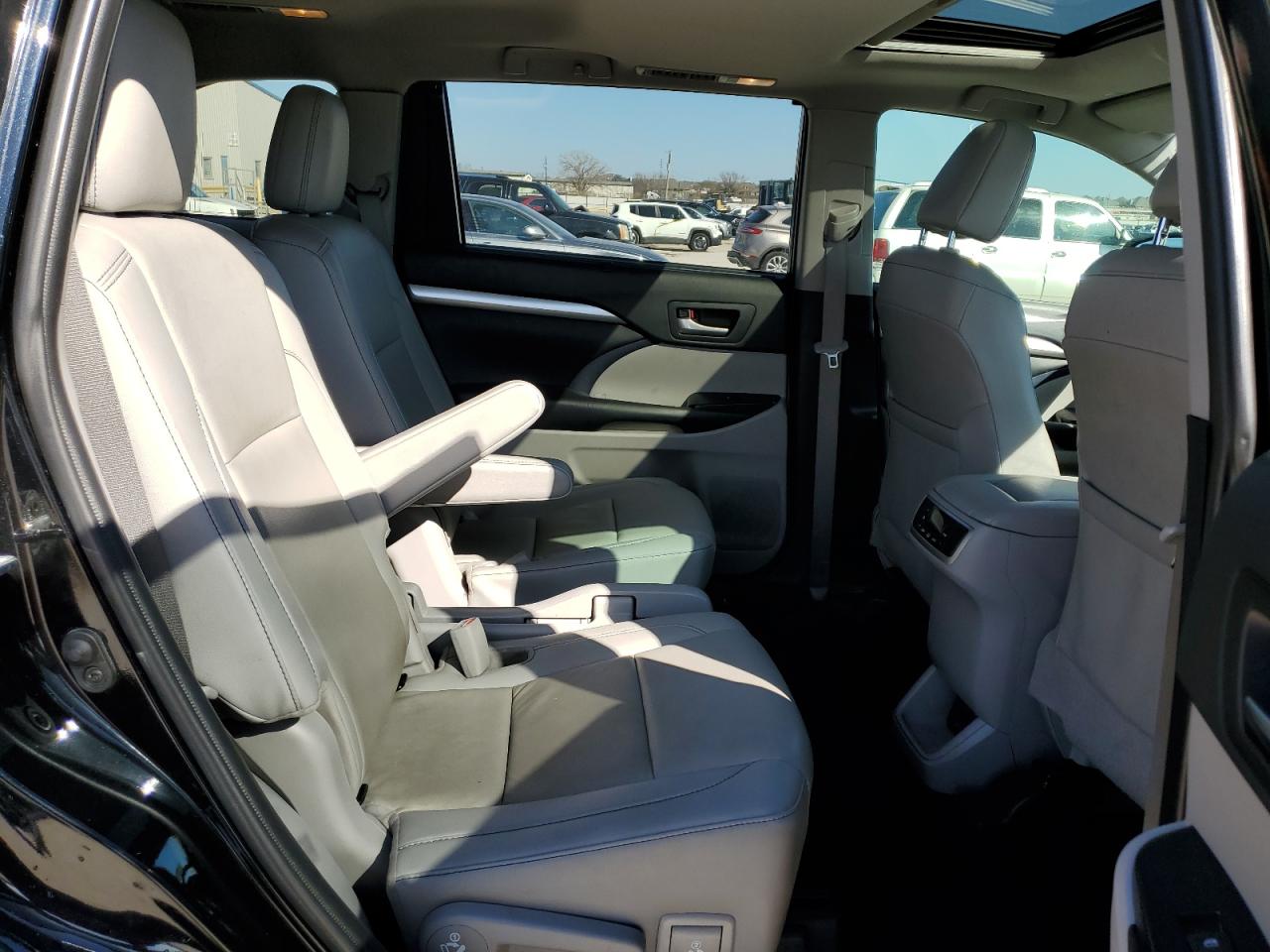 2019 Toyota Highlander - Image 11