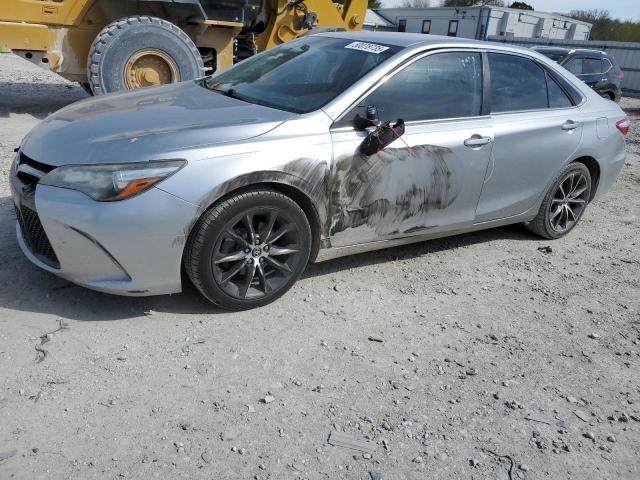 Sedans TOYOTA CAMRY 2015 Srebrny