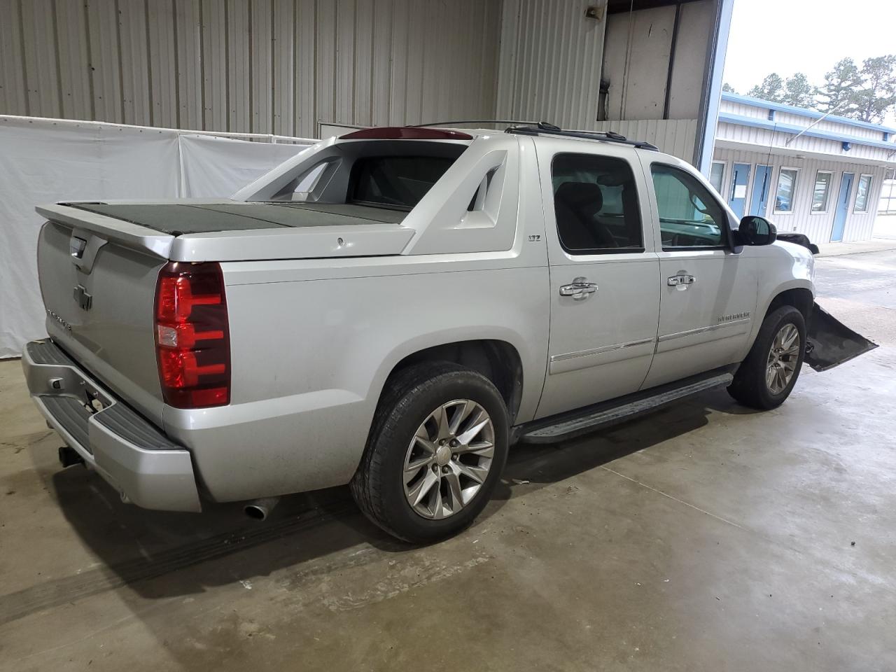 2012 Chevrolet Avalanche - Image 3