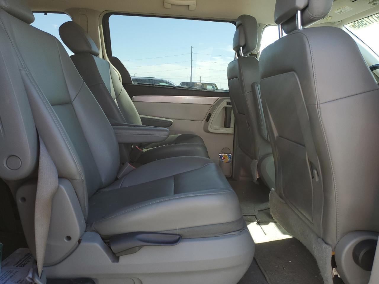 2011 Volkswagen Routan - Image 11