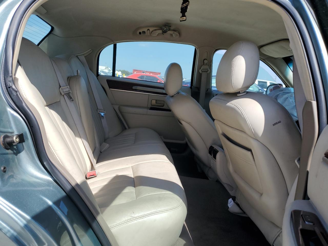 2005 Lincoln Town Car - Image 11