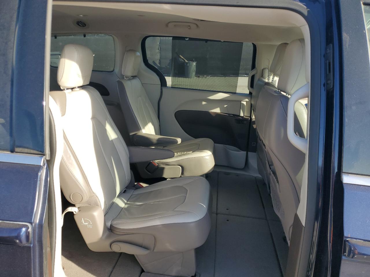 2018 Chrysler Pacifica - Image 11