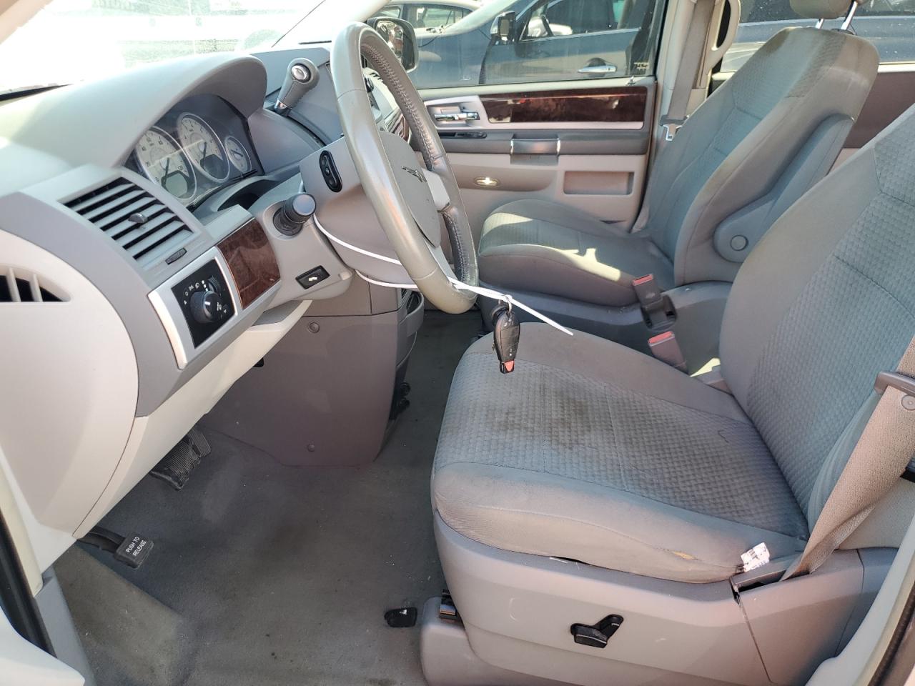 2010 Chrysler Town & Country - Image 7