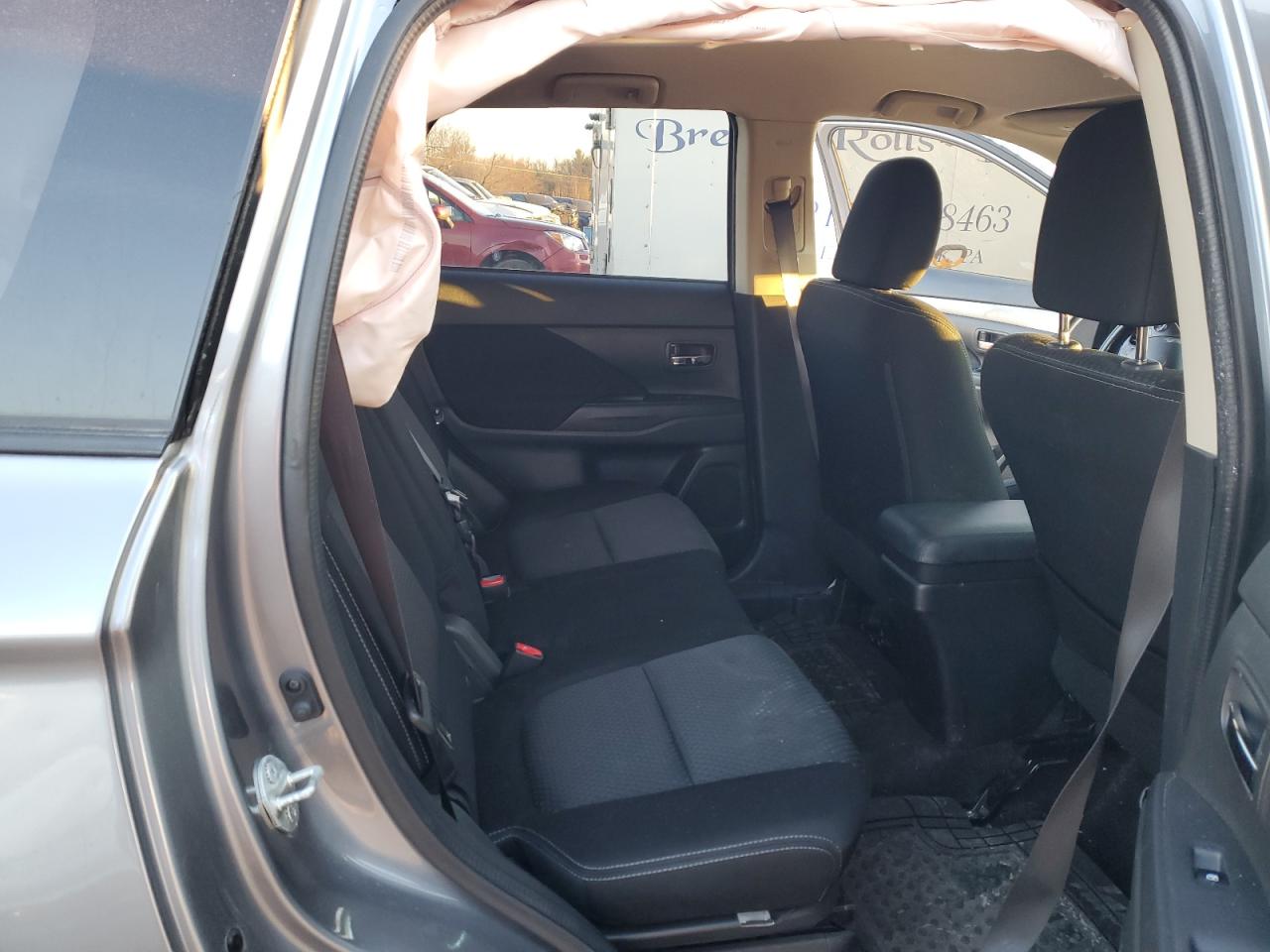 2016 Mitsubishi Outlander - Image 11
