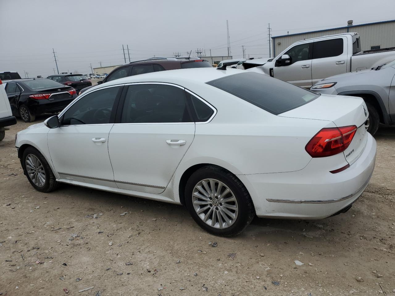 2016 Volkswagen Passat - Image 2