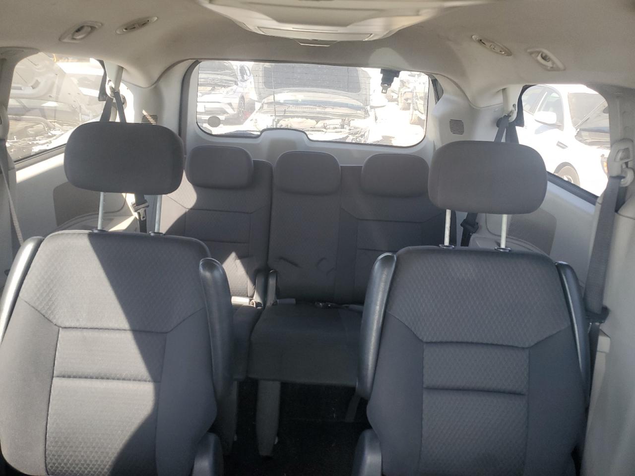 2010 Dodge Caravan - Image 10