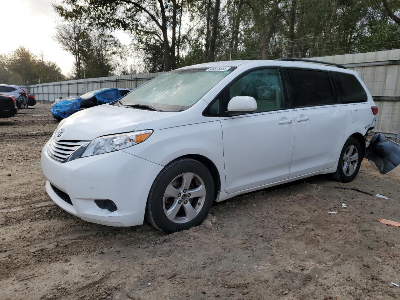 2015 Toyota Sienna - Image 1