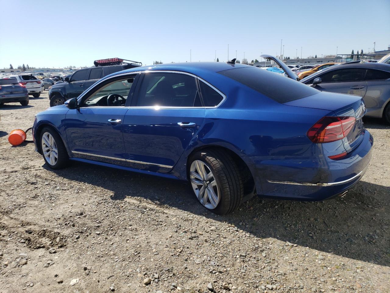 2017 Volkswagen Passat - Image 2