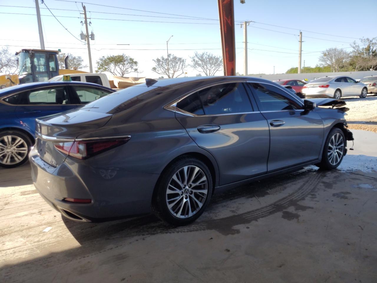 2021 Lexus ES - Image 3