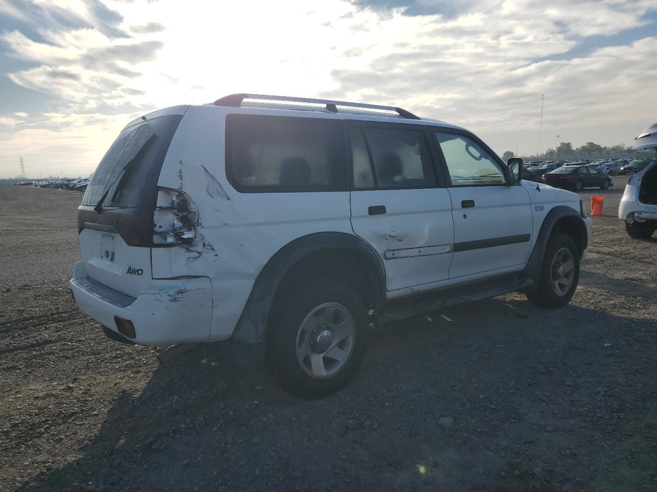 2004 Mitsubishi Montero - Image 3