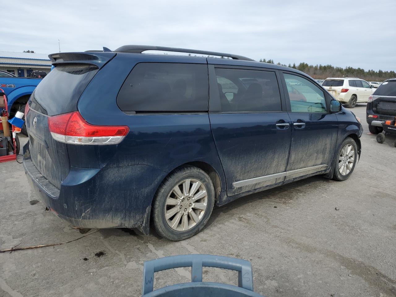 2011 Toyota Sienna - Image 3