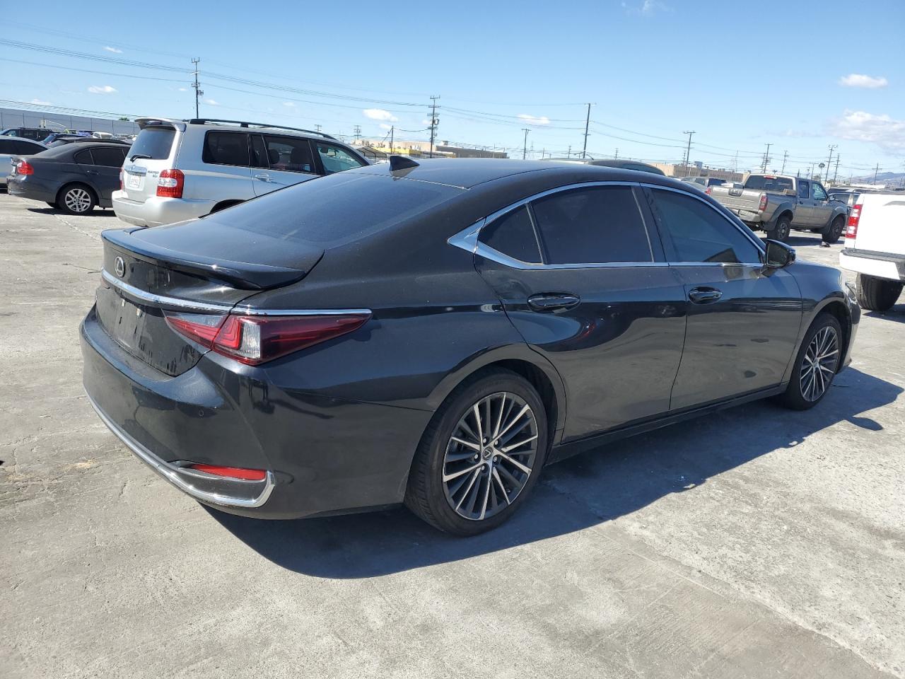 2023 Lexus ES - Image 3