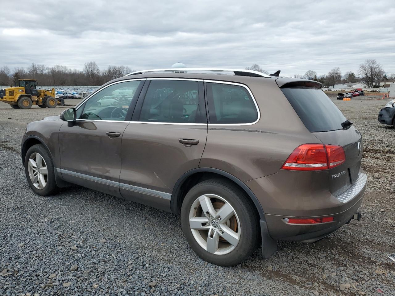 2014 Volkswagen Touareg - Image 2