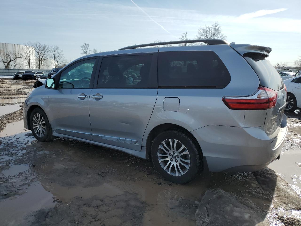 2018 Toyota Sienna - Image 2