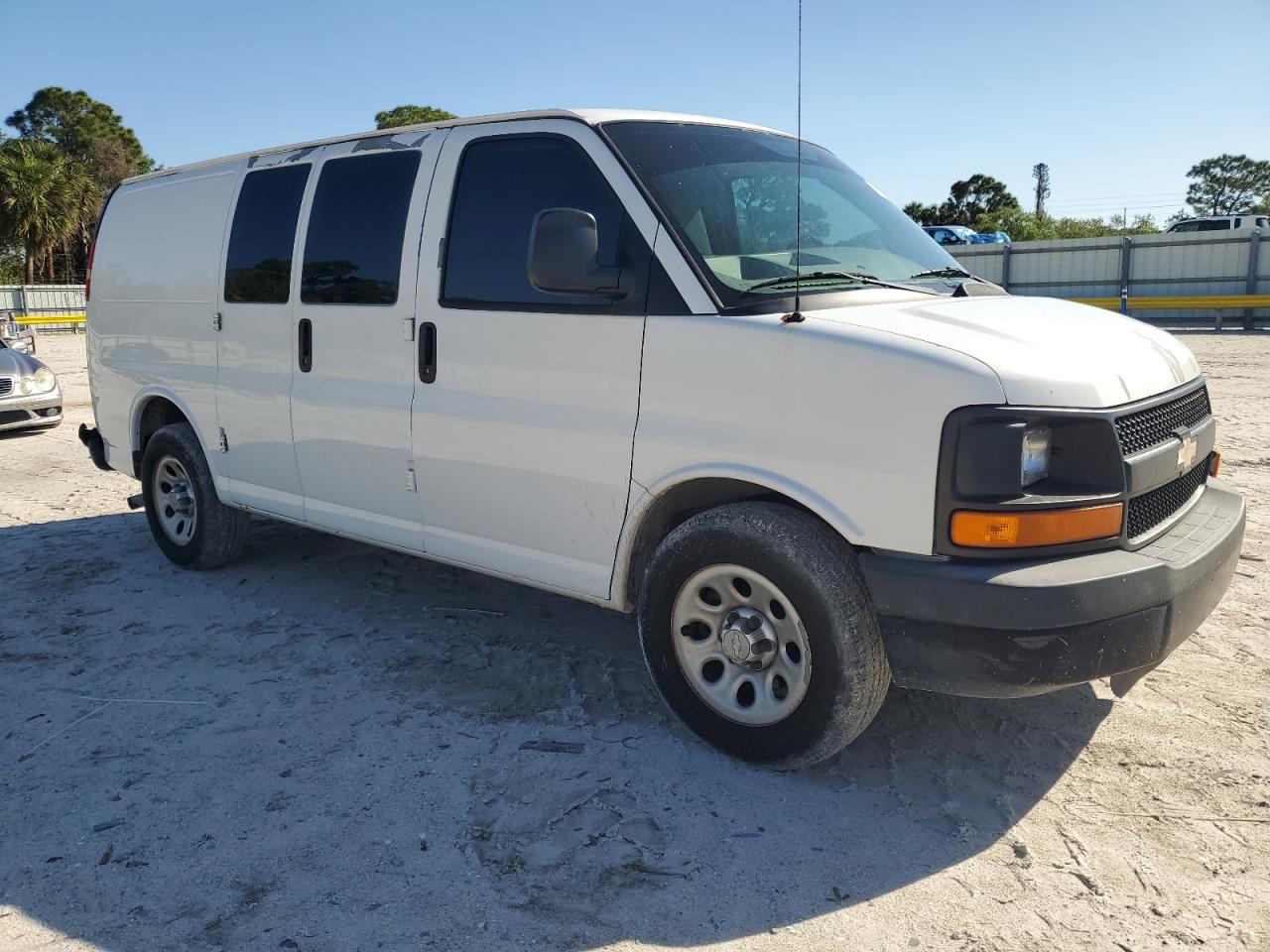 2011 Chevrolet Express - Image 4