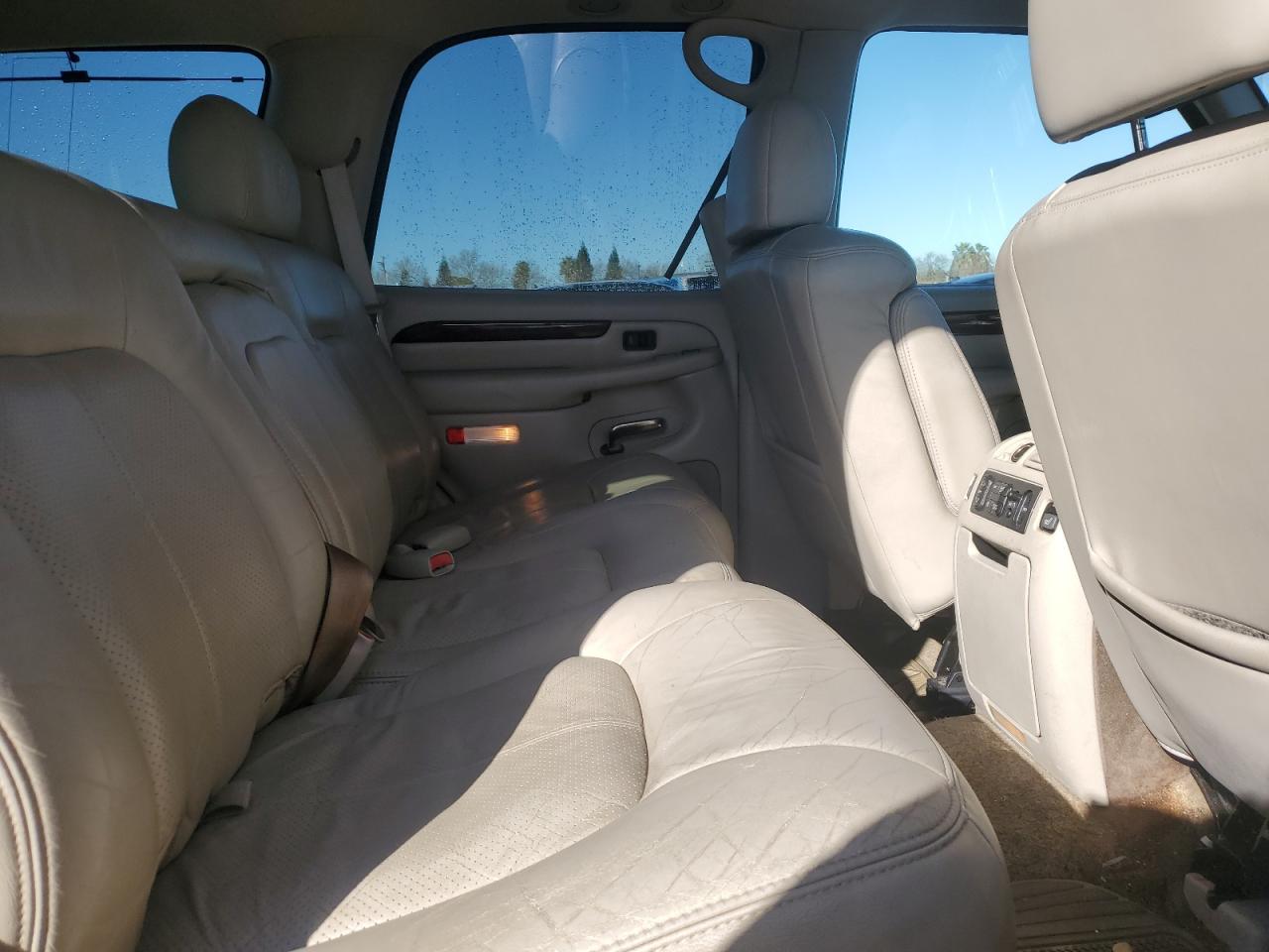 2002 Cadillac Escalade - Image 11