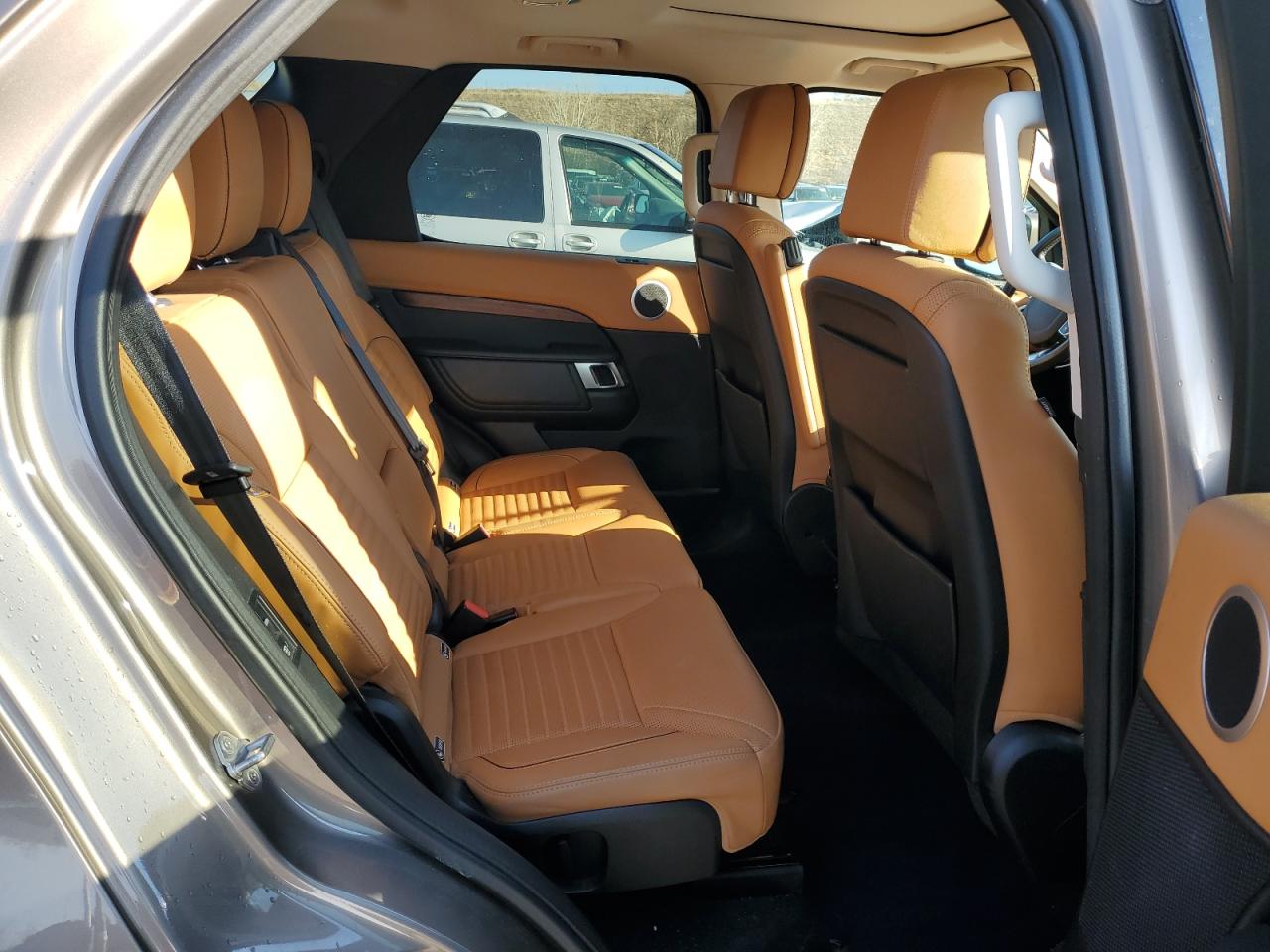 2017 Land Rover Discovery - Image 11