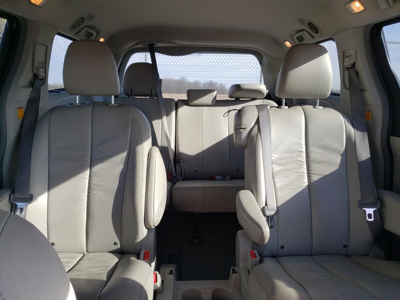 2011 Toyota Sienna - Image 10