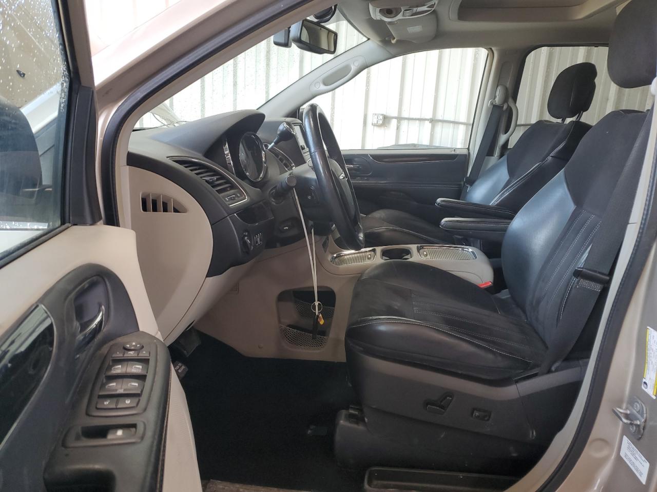 2014 Chrysler Town & Country - Image 7