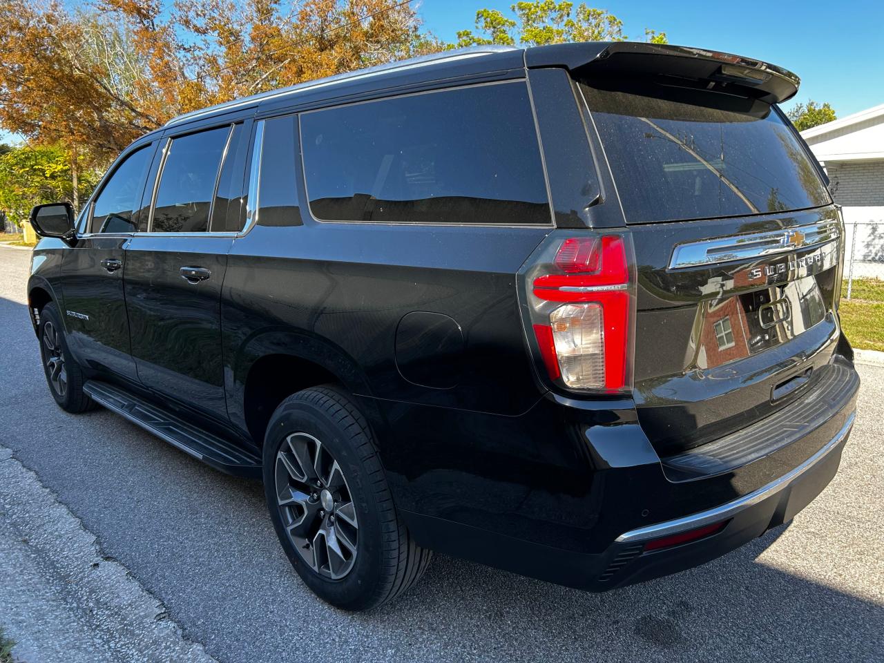 2021 Chevrolet Suburban - Image 3