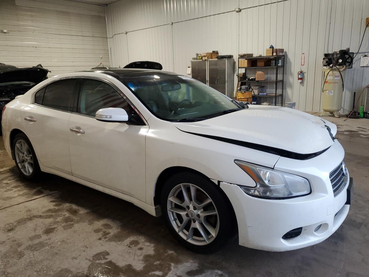 2010 Nissan Maxima - Image 4