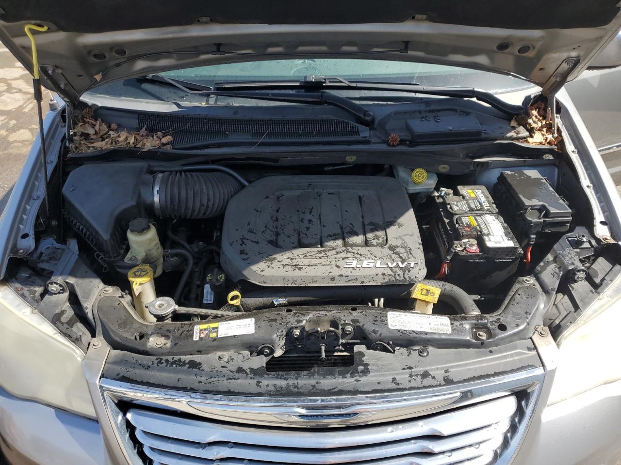 2013 Chrysler Town & Country - Image 12