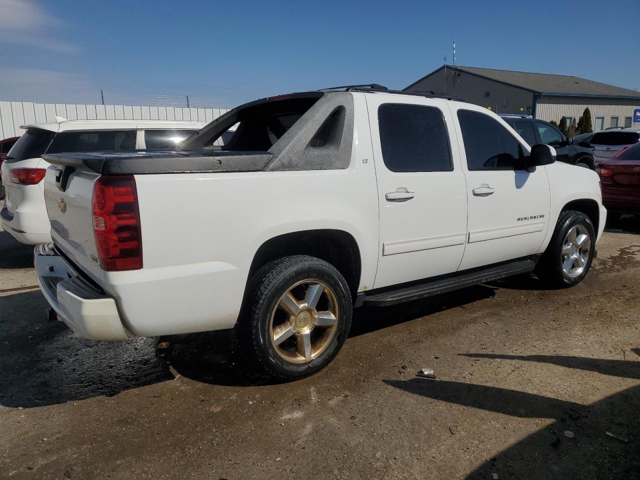2011 Chevrolet Avalanche - Image 3