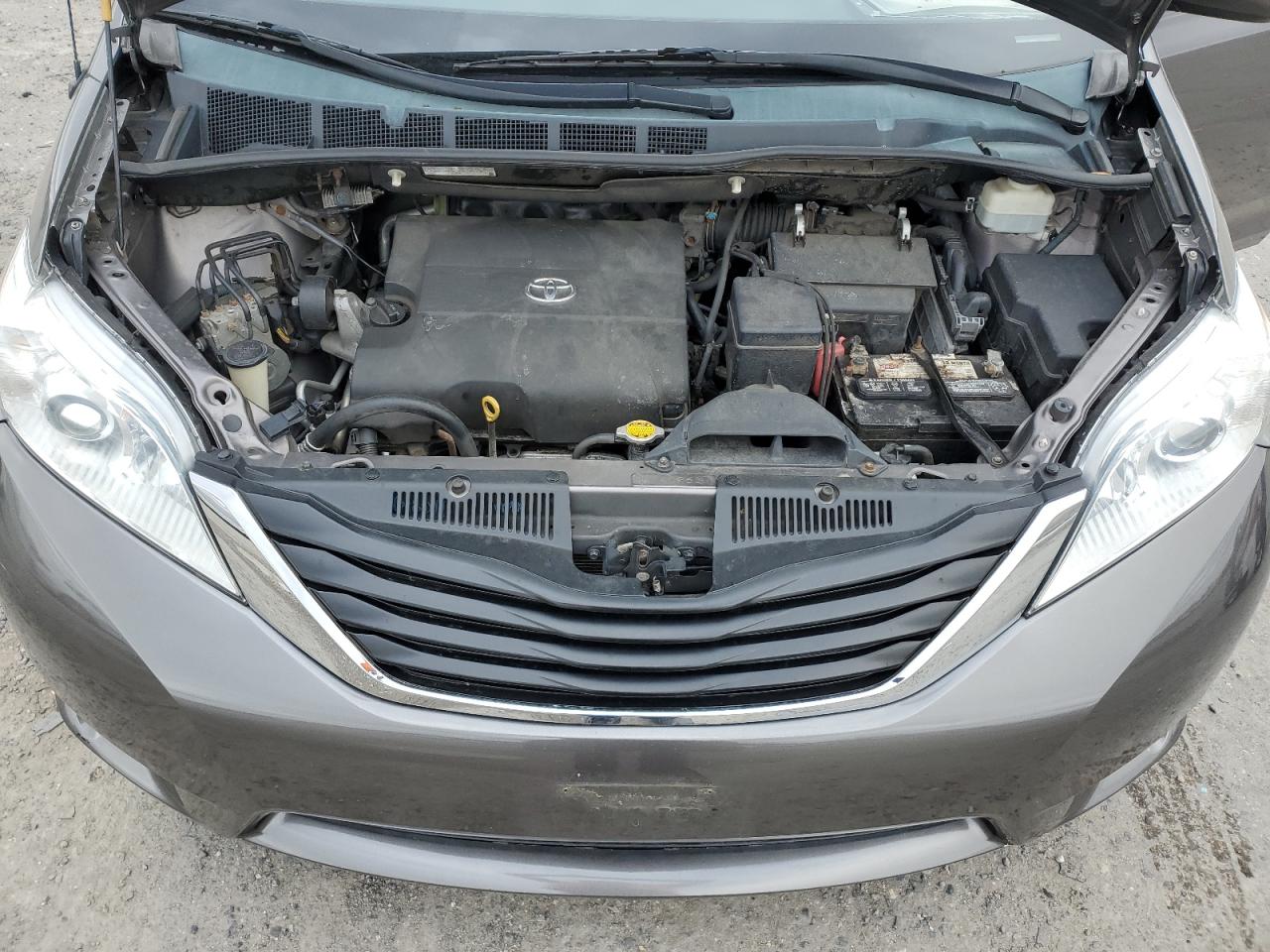 2013 Toyota Sienna - Image 14