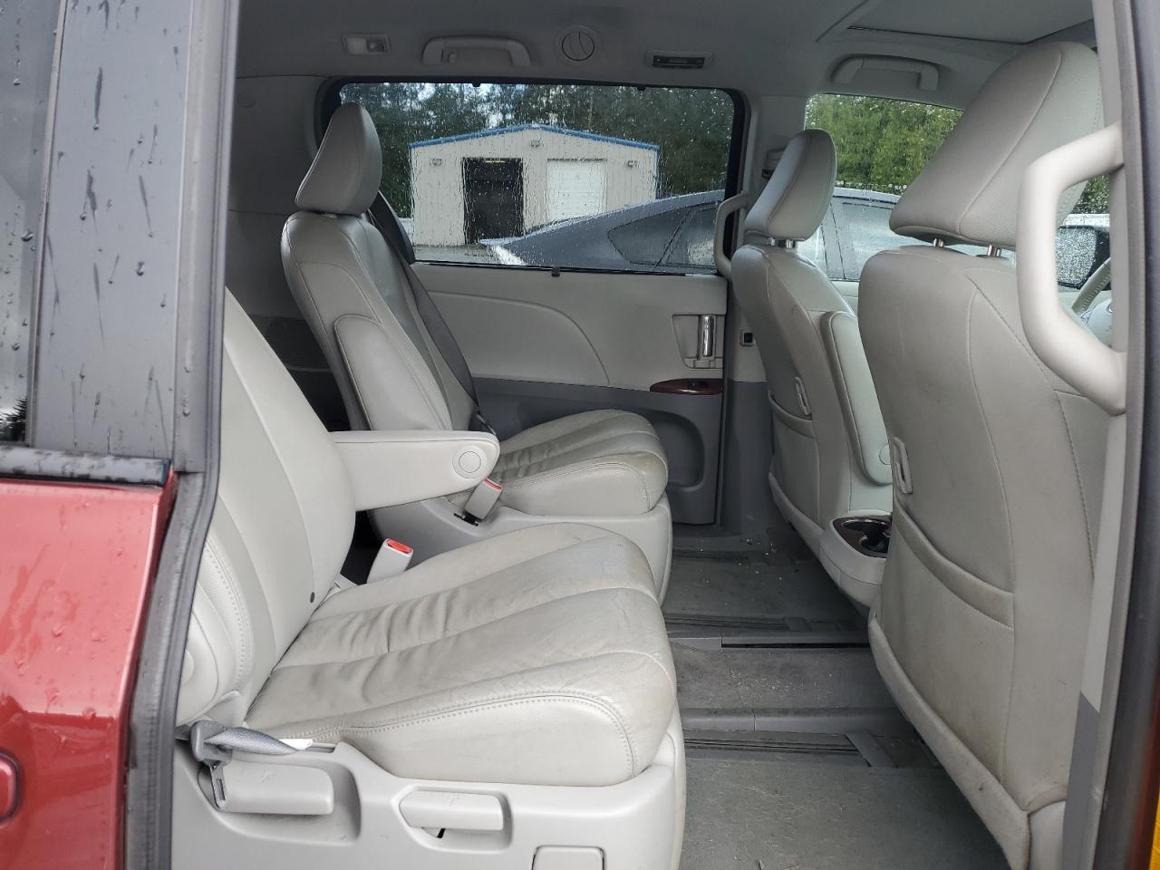 2012 Toyota Sienna - Image 11
