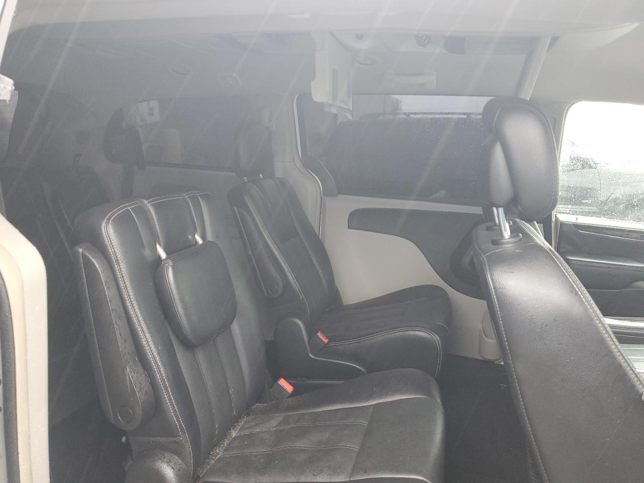 2015 Chrysler Town & Country - Image 11