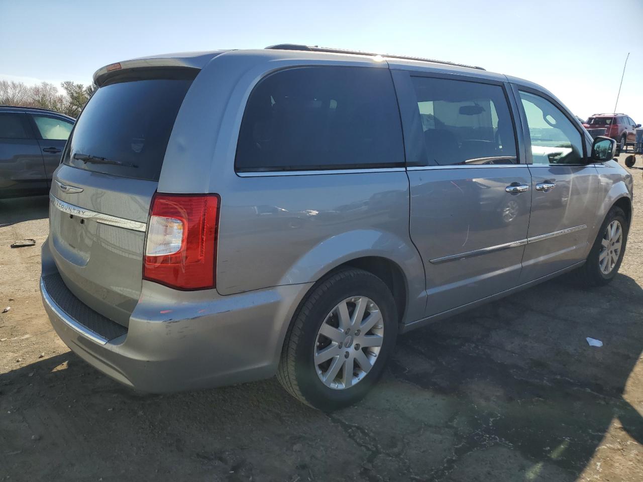 2015 Chrysler Town & Country - Image 3