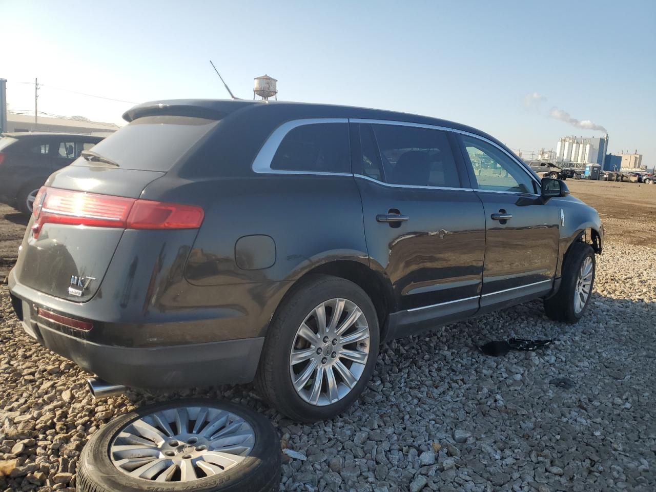 2010 Lincoln MKT - Image 3