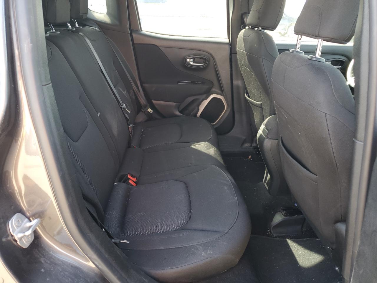 2017 Jeep Renegade - Image 11