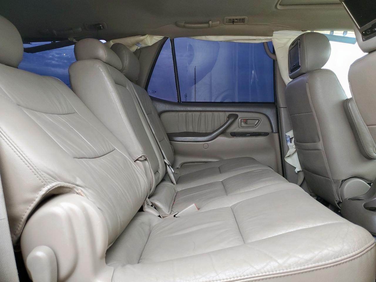 2007 Toyota Sequoia - Image 10
