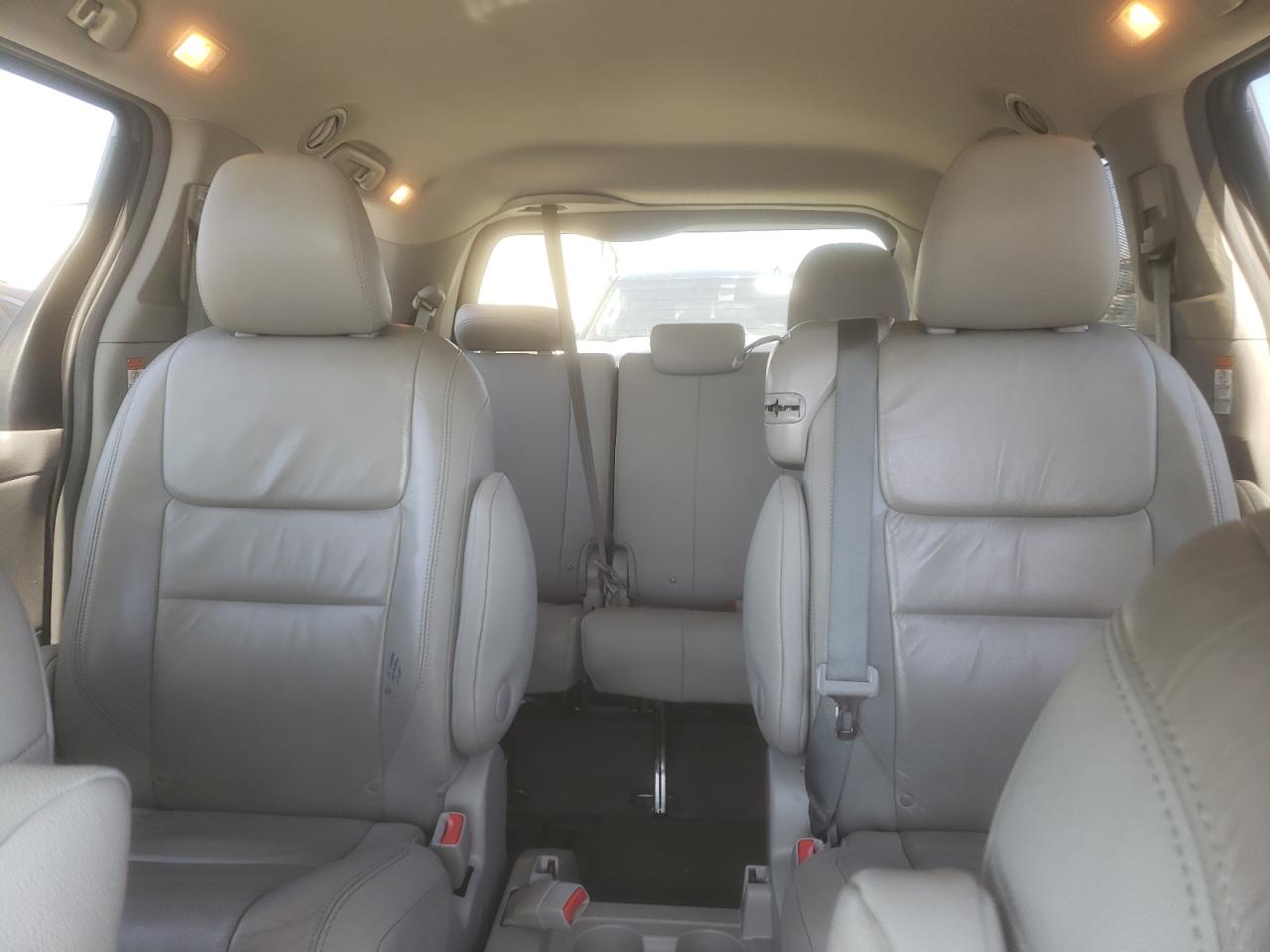 2016 Toyota Sienna - Image 10