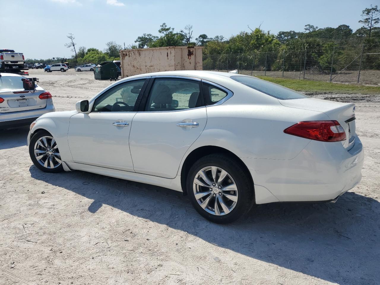 2012 Infiniti M - Image 2