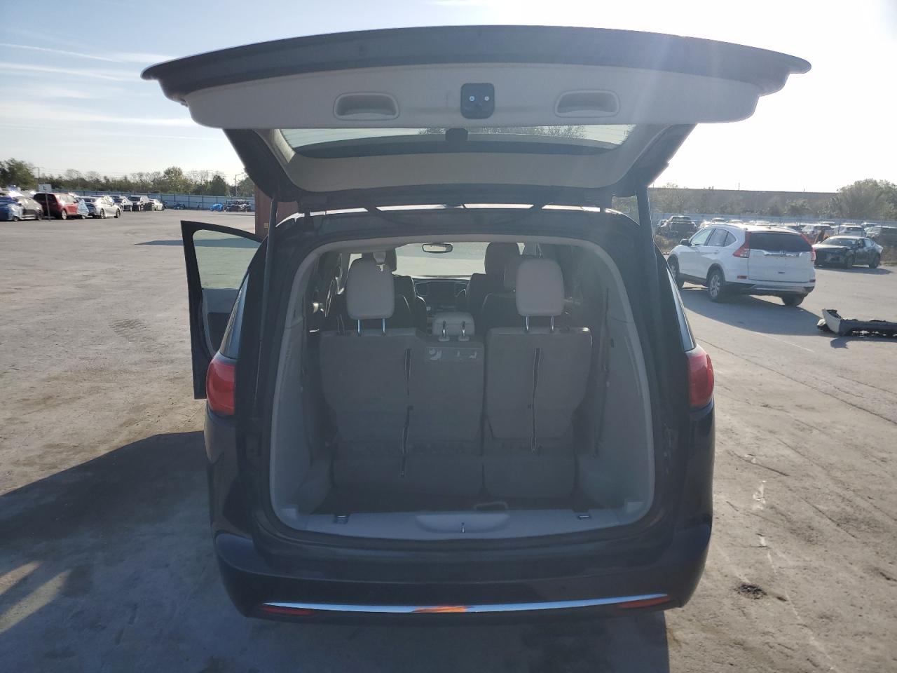 2018 Chrysler Pacifica - Image 6