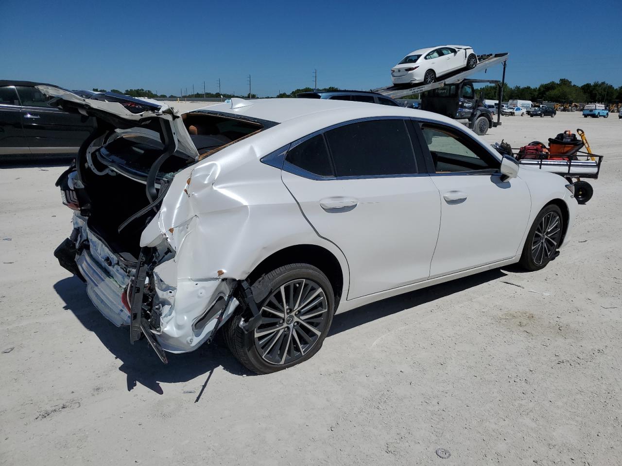 2023 Lexus ES - Image 3