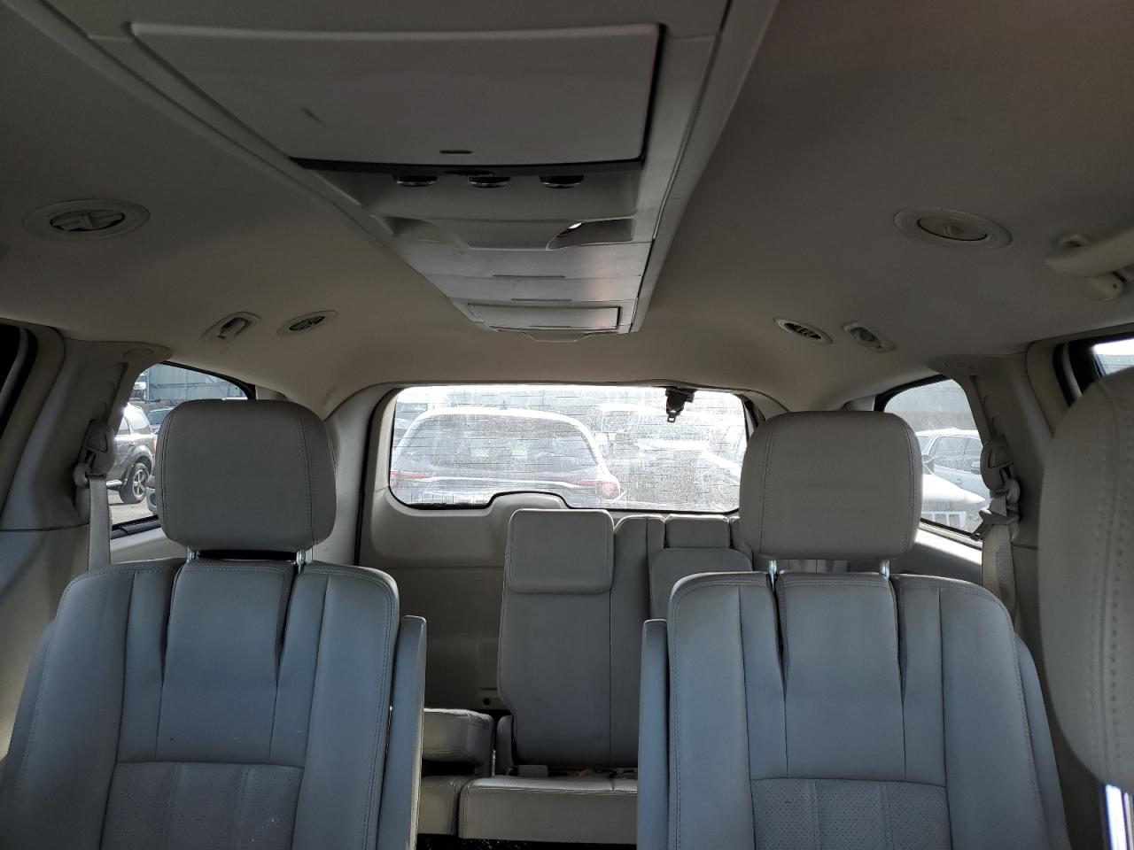 2012 Chrysler Town & Country - Image 10