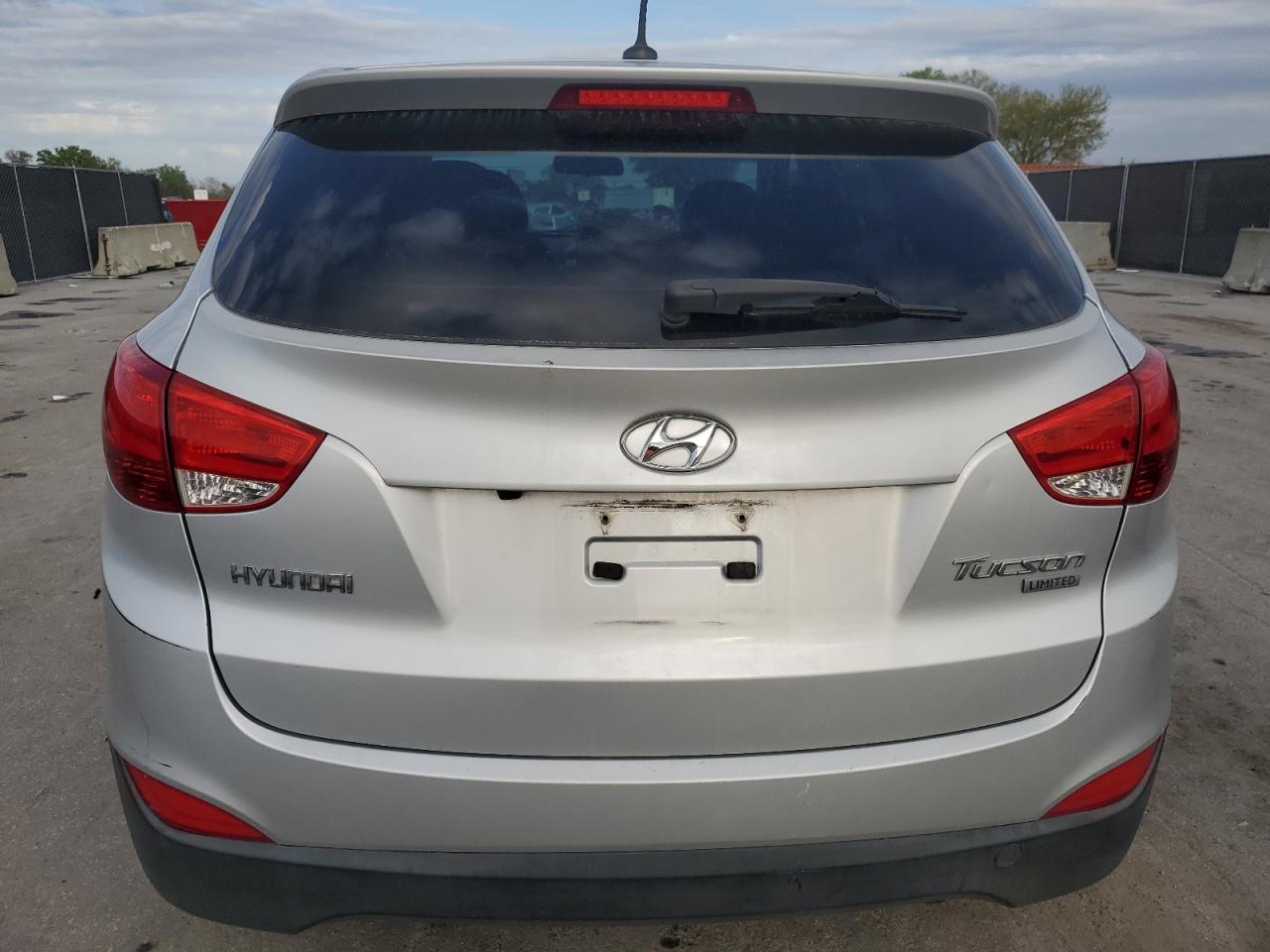 2010 Hyundai Tucson - Image 6
