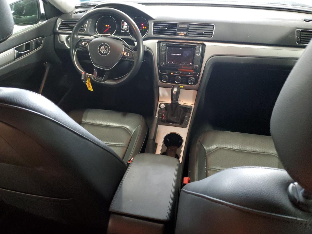 2019 Volkswagen Passat - Image 8