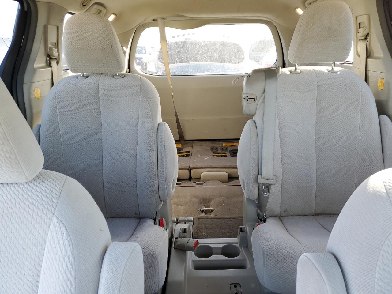 2011 Toyota Sienna - Image 10