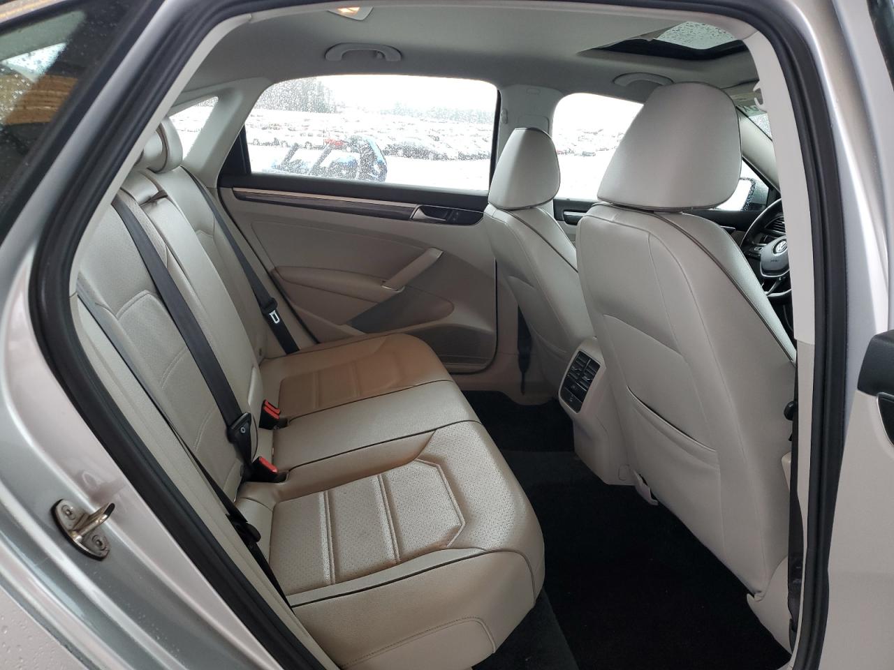 2016 Volkswagen Passat - Image 10