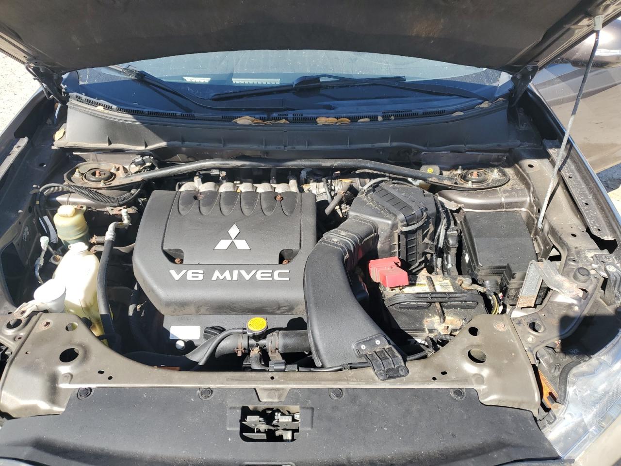 2011 Mitsubishi Outlander - Image 12