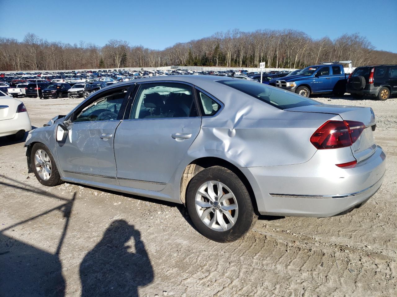 2017 Volkswagen Passat - Image 2