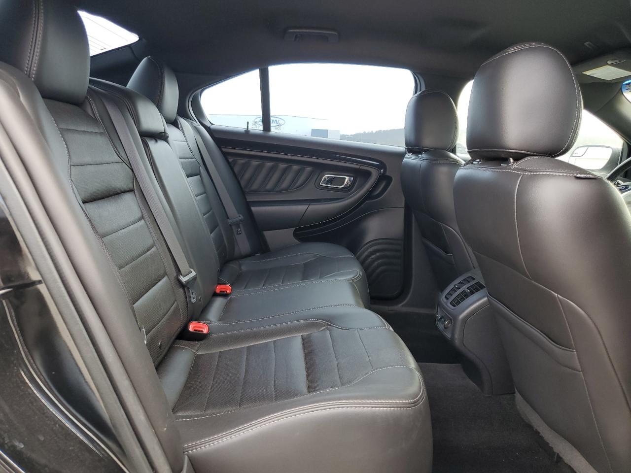 2015 Ford Taurus - Image 10