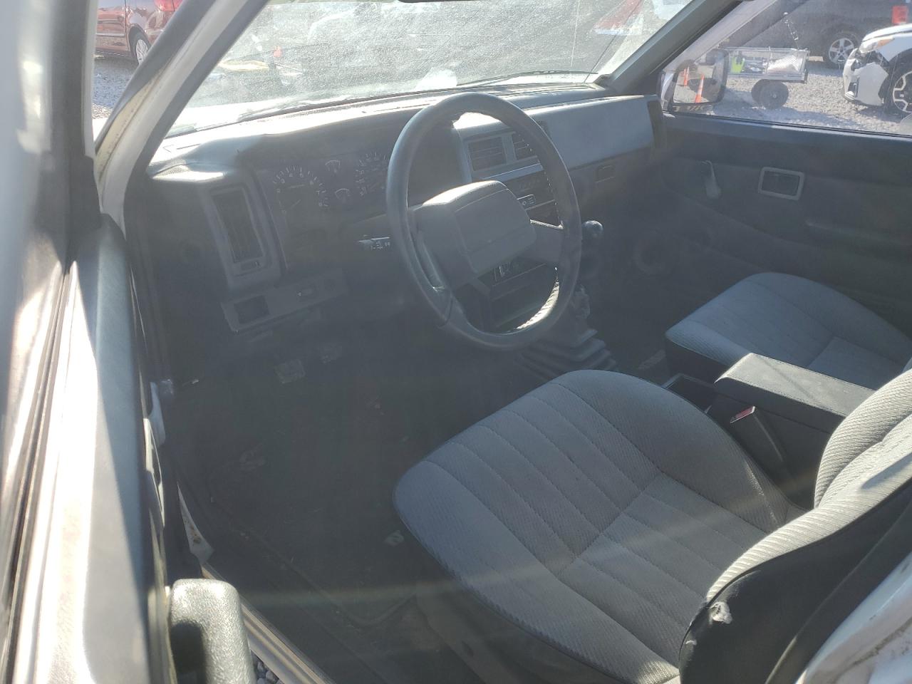 1993 Nissan Titan - Image 8