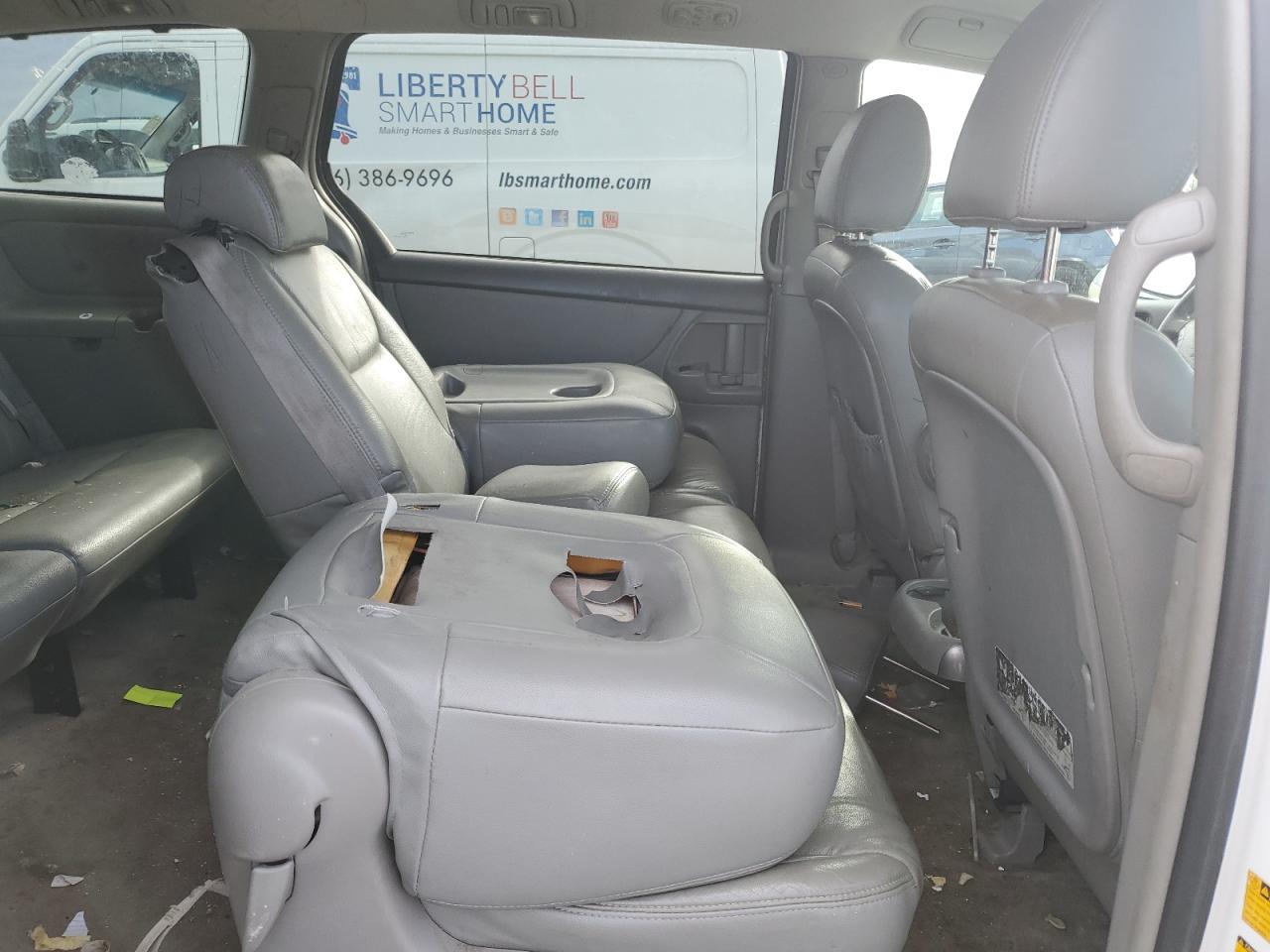 2009 Toyota Sienna - Image 11
