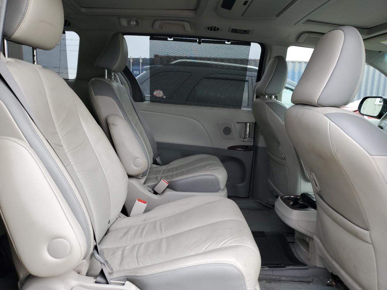 2011 Toyota Sienna - Image 11